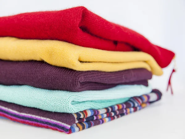 Pile of multi-colored jumpers on a show-window of shop — Stock Photo, Image