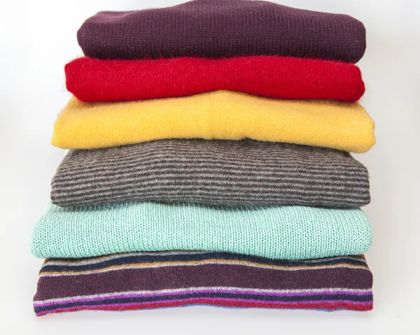 Pile of multi-colored jumpers on a show-window of shop — Stock Photo, Image