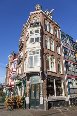 Amsterdam, Hollanda 1 Nisan 2016 üzerinde. Bahar sabahları tipik kentsel görünümü