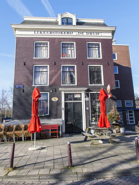 Amsterdam, Nizozemsko na 1 dubnu 2016. Typický městský pohled v jarní ráno — Stock fotografie