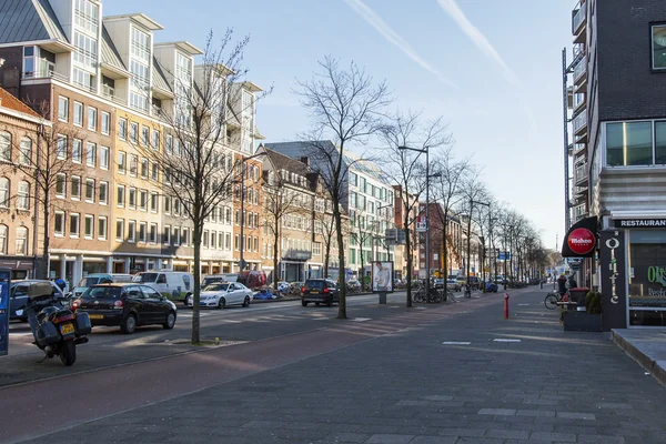 AMSTERDAM, PAÍSES BAJOS 1 DE ABRIL DE 2016. Vista urbana típica en la mañana de primavera . — Foto de Stock