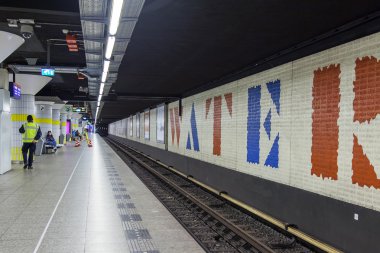Amsterdam, Hollanda 1 Nisan 2016 üzerinde. Metro istasyonunda Waterlooplein platformu
