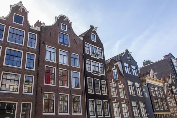 AMSTERDAM, NETHERLANDS on APRIL 1, 2016. Typical architectural details of houses XVII-XVIII of construction — Stock Photo, Image