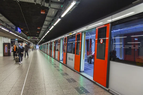 AMSTERDAM, PAESI BASSI il 1 APRILE 2016. Il treno si è fermato su un binario alla stazione della metropolitana — Foto Stock