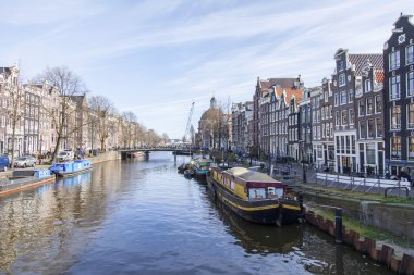 Amsterdam, Hollanda 1 Nisan 2016 üzerinde. Bahar sabahı tipik kent görünümünde. Kanal ve Binalar bentleri tarihinde XVII-XVIII İnşaat