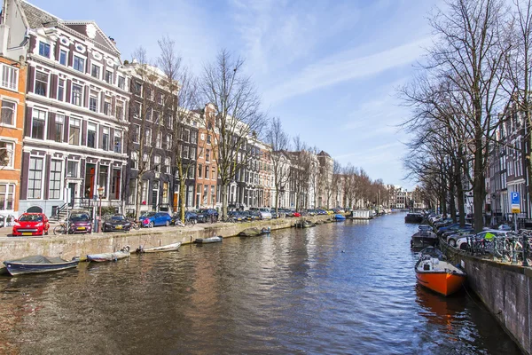 AMSTERDAM, PAÍSES BAJOS 1 DE ABRIL DE 2016. Típica vista urbana en la mañana de primavera. El canal y los edificios de la construcción XVII-XVIII sobre terraplenes —  Fotos de Stock