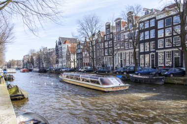 Amsterdam, Hollanda 1 Nisan 2016 üzerinde. Bahar sabahı tipik kent görünümünde. Kanal ve Binalar bentleri tarihinde XVII-XVIII İnşaat