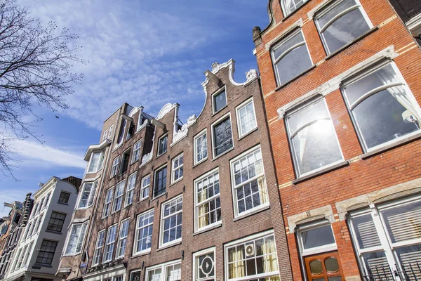 AMSTERDAM, NETHERLANDS on APRIL 1, 2016. Typical architectural details of houses XVII-XVIII of construction — Stock Photo, Image