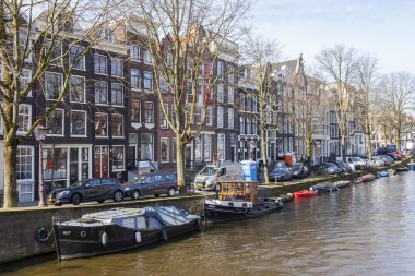 Amsterdam, Hollanda 1 Nisan 2016 üzerinde. Bahar sabahı tipik kent görünümünde. Kanal ve Binalar bentleri tarihinde XVII-XVIII İnşaat