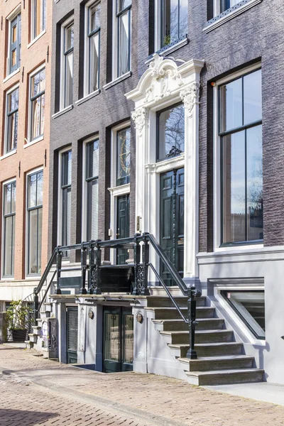 AMSTERDAM, NETHERLANDS on APRIL 1, 2016. Typical architectural details of houses XVII-XVIII of construction — Stock Photo, Image