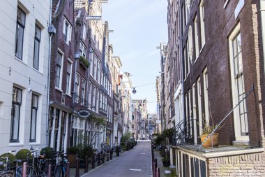 Amsterdam, Hollanda 1 Nisan 2016 üzerinde. Bahar sabahları tipik kentsel görünümü