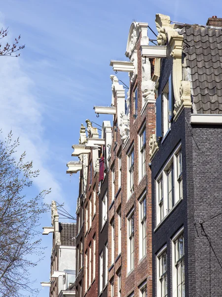 Amsterdam, Nizozemsko na 1 dubnu 2016. Typické architektonické detaily o domy Xvii-Xviii stavby — Stock fotografie