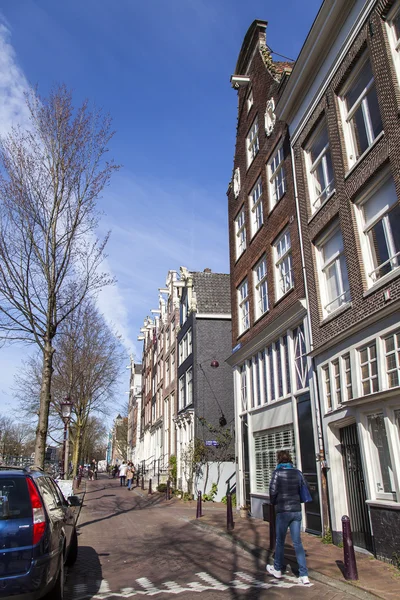 AMSTERDAM, PAÍSES BAJOS 1 DE ABRIL DE 2016. Vista urbana típica en la mañana de primavera — Foto de Stock