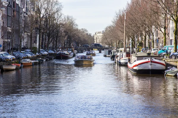 AMSTERDAM, PAÍSES BAJOS 1 DE ABRIL DE 2016. Típica vista urbana en la mañana de primavera. El canal y los edificios de la construcción XVII-XVIII sobre terraplenes —  Fotos de Stock