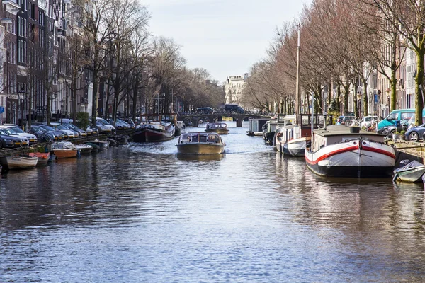 Amsterdam, Niederlande am 1. April 2016. Typische Stadtansicht am Frühlingsmorgen. Kanal und Gebäude der xvii-xviii-Konstruktion auf Böschungen — Stockfoto