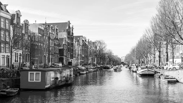 Amsterdam, Niederlande am 1. April 2016. Stadtansicht. bewohnte Boote auf dem Kanal — Stockfoto