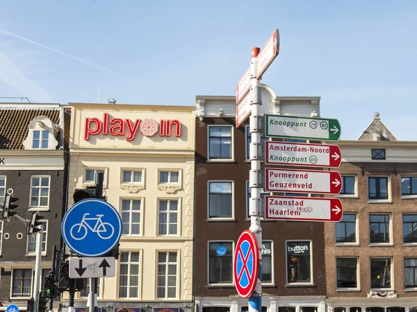 Amsterdam, Nizozemsko na 1 dubnu 2016. Prvky navigace městské dopravy — Stock fotografie