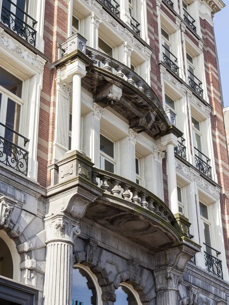 AMESTERDÃO, PAÍSES BAIXOS em 1 de abril de 2016. Detalhes arquitetônicos típicos de casas XVII-XVIII de construção — Fotografia de Stock