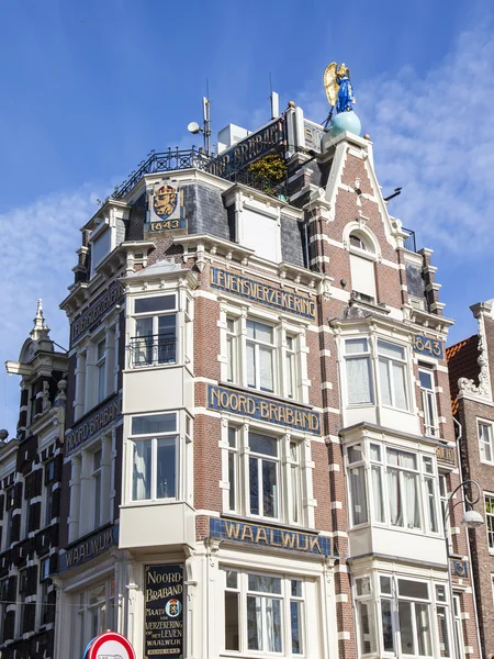 Amsterdam, Niederlande am 1. April 2016. Typische architektonische Details der Häuser xvii-xviii der Konstruktion — Stockfoto