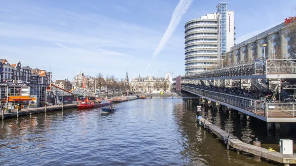 Amsterdam, Holandia na 1 kwietnia 2016. Ulica widok. Rowerów, parking w pobliżu dworca centralnego — Zdjęcie stockowe
