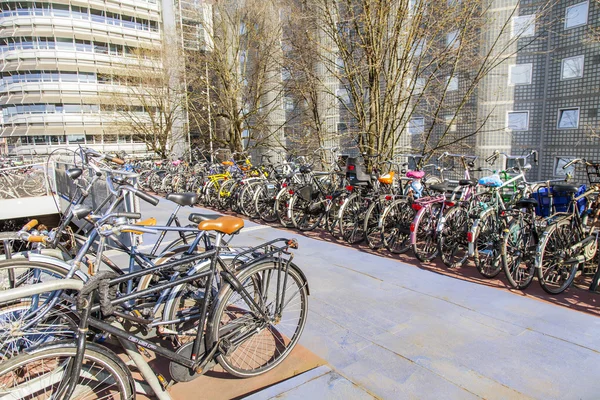 AMSTERDAM, PAYS-BAS, le 1er avril 2016. Le parking vélo près de la gare centrale — Photo