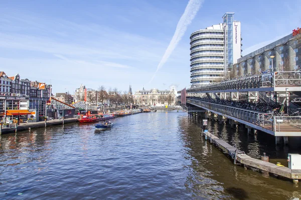 Amsterdam, Nizozemsko na 1 dubnu 2016. Pohled na městskou. Kol, parkování poblíž hlavního nádraží — Stock fotografie