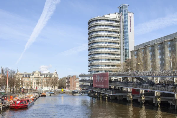 Amsterdam, Holandia na 1 kwietnia 2016. Ulica widok. Rowerów, parking w pobliżu dworca centralnego — Zdjęcie stockowe