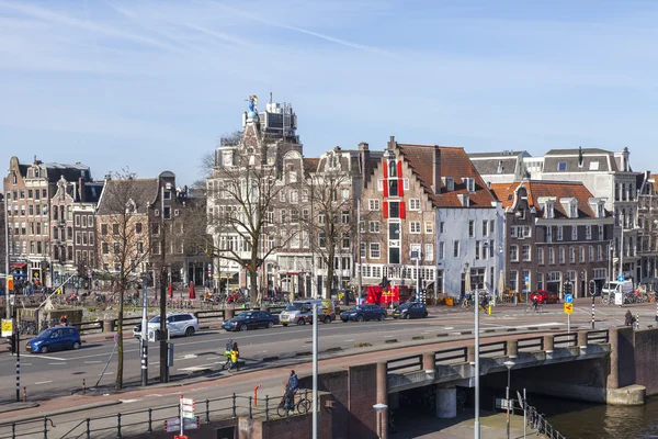 Amsterdam, Hollanda 1 Nisan 2016 üzerinde. Bahar sabahları tipik kentsel görünümü. — Stok fotoğraf