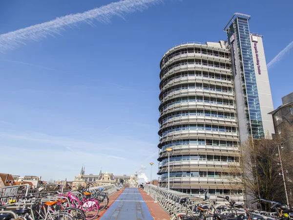 Amsterdam, Nederland op 1 April 2016. De fiets parkeren in de buurt van het centraal station — Stockfoto
