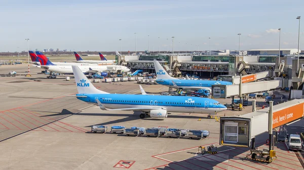 AMSTERDAM, PAÍSES BAJOS 1 DE ABRIL DE 2016. Los aviones esperan una salida. Vista desde una terraza del aeropuerto de Ámsterdam Schiphol —  Fotos de Stock