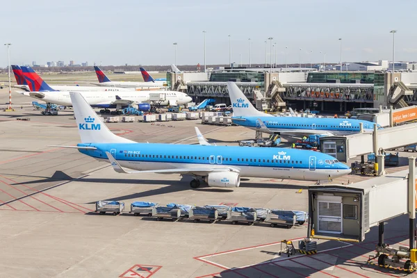 AMSTERDAM, PAÍSES BAJOS 1 DE ABRIL DE 2016. Los aviones esperan una salida. Vista desde una terraza del aeropuerto de Ámsterdam Schiphol —  Fotos de Stock