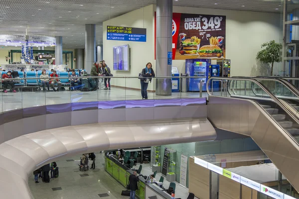 Moskova, Rusya, 26 Mart 2016 tarihinde. Domodedovo Uluslararası Havaalanı. Gidiş Salonu. — Stok fotoğraf