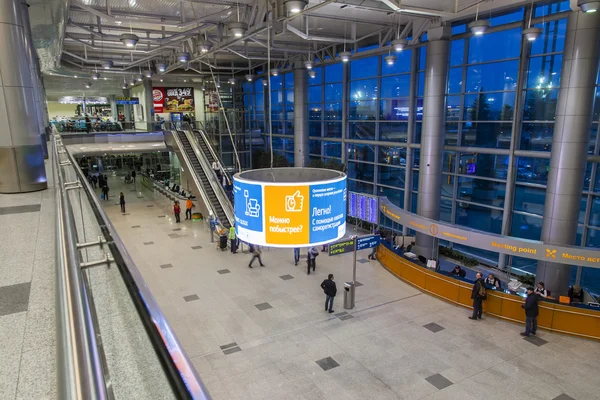 MOSCOU, RUSSIE, le 26 mars 2016. Aéroport international Domodedovo. Salle des départs . — Photo