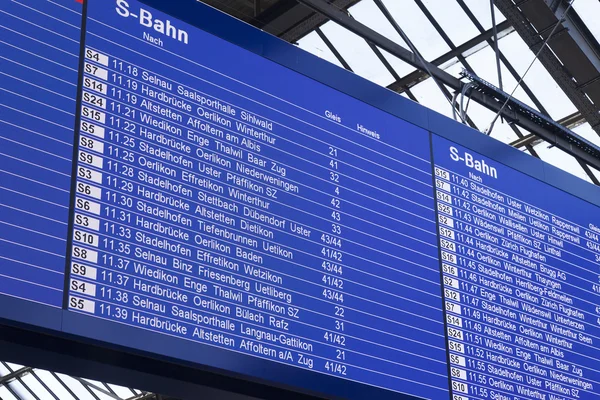 ZURICH, SWITZERLAND, on MARCH 26, 2016. Railway station. An electronic board with a train schedule — Stock Photo, Image