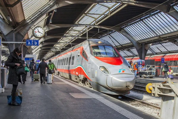 ZURICH, SUÍÇA, em 26 de março de 2016. Estação ferroviária. O moderno trem de alta velocidade na plataforma. Passageiros vão para a plataforma . — Fotografia de Stock