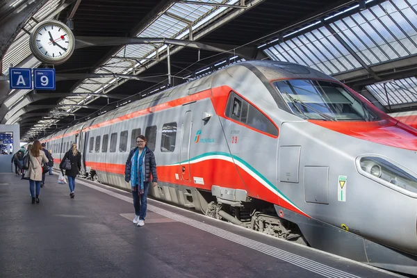 Zürich, Zwitserland, op 26 maart 2016. Treinstation. De moderne hogesnelheidstreinen op het platform. Passagiers gaan op het perron. — Stockfoto