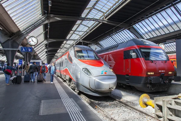 Zurich, Švýcarsko, na 26 březnu 2016. Železniční stanice. Moderní Vysokorychlostní vlak na nástupišti. Cestující přejít na platformě. — Stock fotografie