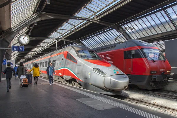 Zurich, Švýcarsko, na 26 březnu 2016. Železniční stanice. Moderní Vysokorychlostní vlak na nástupišti. Cestující přejít na platformě. — Stock fotografie