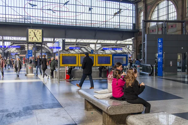 Zürich, Schweiz, am 26. März 2016. Bahnhof. eine elektronische Tafel mit einem Fahrplan — Stockfoto