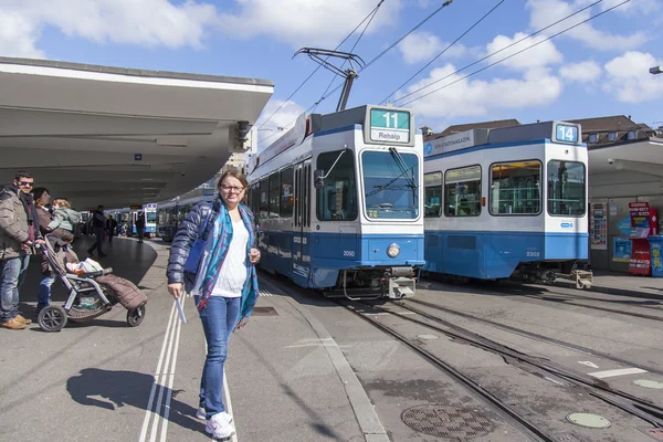 ZURICH, SWITZERLAND, on MARCH 26, 2016. Typical urban view in the spring morning. The tram moves down the street — Stock Photo, Image