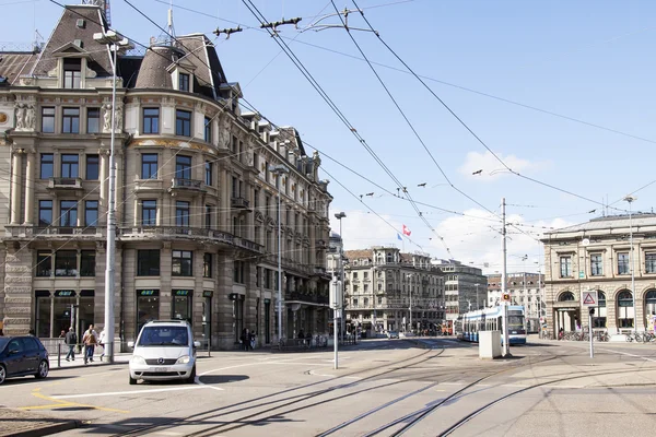 Zurich, Švýcarsko, na 26 březnu 2016. Typický městský pohled v jarní ráno. — Stock fotografie