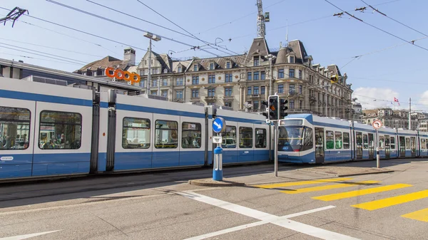 ZURICH, SUÍÇA, em 26 de março de 2016. Vista urbana típica na manhã de primavera. O bonde desce a rua — Fotografia de Stock