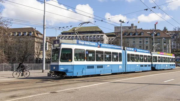 Zürich, Schweiz, am 26. März 2016. Typische Stadtansichten am Frühlingsmorgen. die Straßenbahn fährt die Straße hinunter — Stockfoto