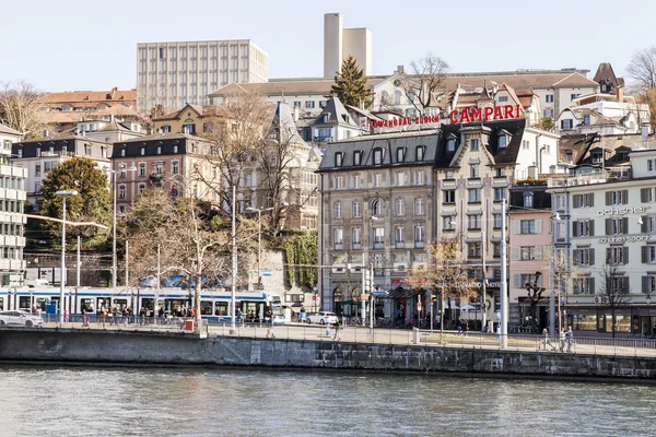 ZURICH, SUIZA, 26 de marzo de 2016. Típica vista urbana en la mañana de primavera. Complejo arquitectónico del terraplén —  Fotos de Stock