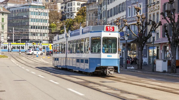 Zurich, Švýcarsko, na 26 březnu 2016. Typický městský pohled v jarní ráno. Tramvaj se pohybuje po ulici — Stock fotografie