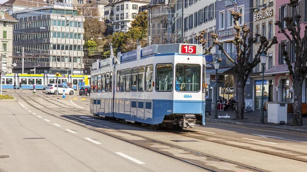 ZURICH, SUIZA, 26 de marzo de 2016. Típica vista urbana en la mañana de primavera. El tranvía se mueve por la calle —  Fotos de Stock