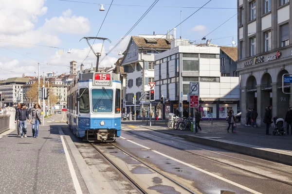 ZURICH, SWITZERLAND, on March 26, 2016. Типичный вид на город весной утром. Трамвай движется по улице. — стоковое фото