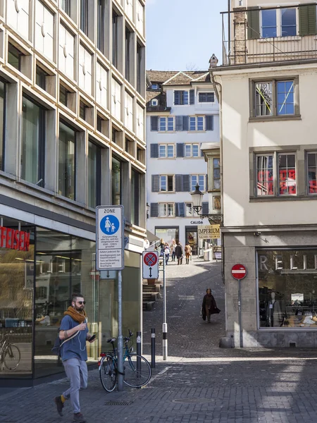 ZURICH, SUIZA, 26 de marzo de 2016. Vista urbana típica en la mañana de primavera — Foto de Stock