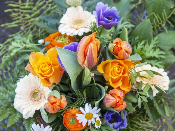 Sale of various flowers in the flower market — Stock Photo, Image