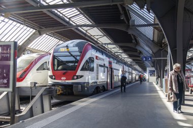 Zürih, İsviçre, üzerinde 26 Mart 2016. Tren istasyonu. Modern yüksek hızlı tren platformu. Yolcular platformda gidebilir